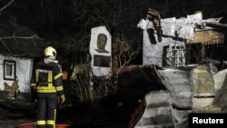 Пожарникари на местото на музеј посветен на Роман Шухевич, водач на Украинската бунтовничка армија (УПА), уништен во напад на дрон, во Лавов, Украина, 1 јануари 2024 година