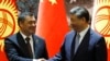 Presidenti i Kirgizisë, Sadyr Japarov (majtas) dhe presidentin kinez, Xi Jinping. Fotografi nga arkivi.