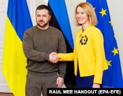 Kallas januárban találkozott Volodimir Zelenszkij ukrán elnökkel. Szerinte a Nyugatnak még Oroszország 2022-es teljes körű inváziója előtt katonai segítséget kellett volna nyújtania Kijevnek, ahogy Tallinn tette