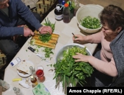Përgatitja e barishteve për kapela xhingalov, në një shtëpi në Abovyan për një festë ditëlindjeje.