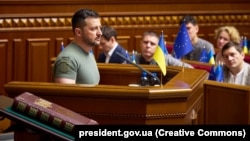 Президент України Володимир Зеленський під час виступу у Верховній Раді на урочистому засіданні з нагоди Дня Конституції. Київ, 28 червня 2023 року