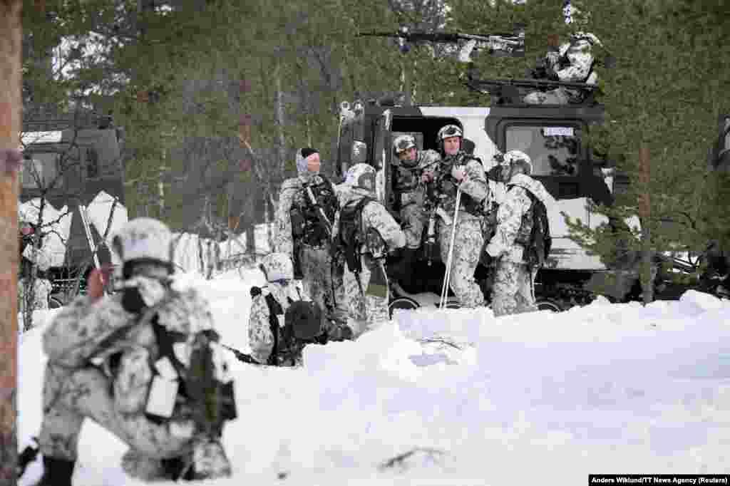 Финские военные на учениях со шведскими коллегами во время манёвров НАТО Nordic Response в Хетте, Финляндия, 5 марта. И Швеция, и Финляндия, которая вступила в НАТО в апреле 2023 года, отказались от давней политики военного нейтралитета после полномасштабного вторжения России в Украину &nbsp;