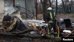 Tűzoltó egy beazonosítatlan rakéta roncsainál Harkivban 2024. január 2-án, amelyet Kijev állítása szerint Észak-Koreában készítettek