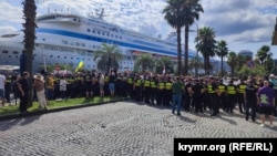 Грузинци посрещнаха руски круизен кораб, акостирал на пристанището в Батуми, с протест и хвърляне на яйца, 31 юли 2023 г. Руските туристи не са добре дошли в страната, в която Русия нахлу през 2008 г.