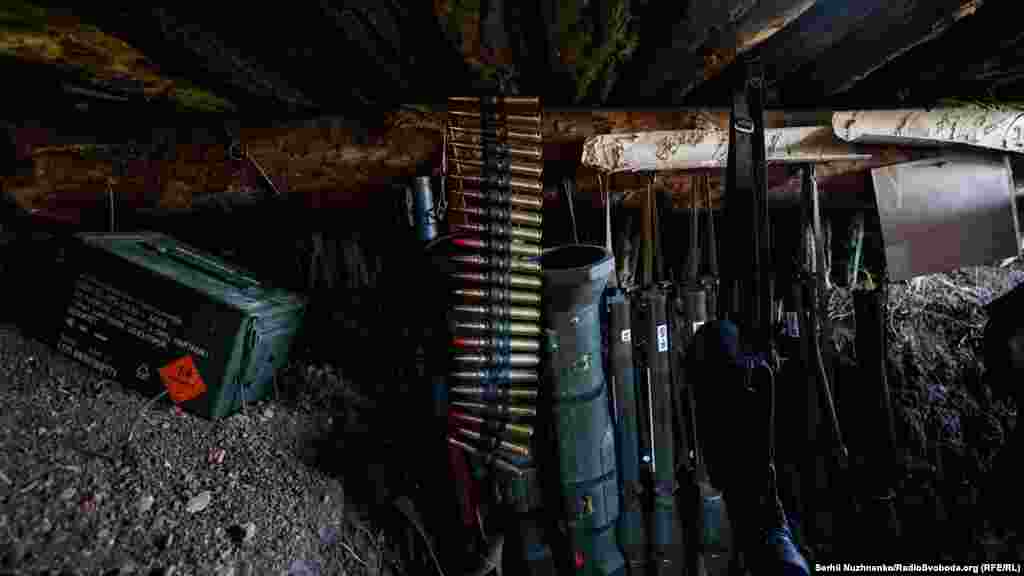 Lansatoarele de grenade antitanc, mitralierele și cartușierele așteaptă să fie folosite.