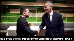 Zelenski (lijevo) i Stoltenberg na Svjetskom ekonomskom forumu u Davosu, Švajcarska, 16. januara 2024.