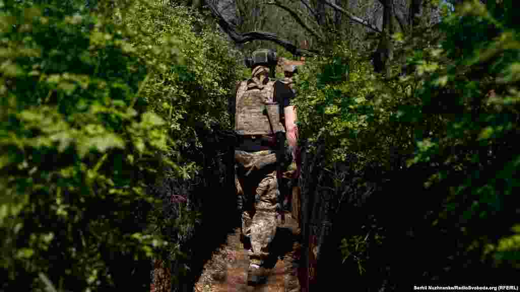 După o mică pauză, un soldat se întoarce la poziția sa din tranșee.