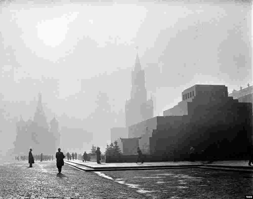 Мавзолей Ленина (справа) на Красной площади, октябрь 1962 года. Вот уже 100 лет мавзолей является достопримечательностью Москвы наряду с такими расположенными на площади объектами, как Кремль и собор Василия Блаженного. Но когда-то это место выглядело иначе &nbsp;
