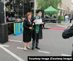 Cristina Grecu și băiatul ei Rares, la festivitatea de absolvire.