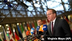 Ministrul german al apărării, Boris Pistorius, vorbește cu presa la sosirea la reuniunea din 14 noiembrie 2023 a miniștrilor de externe și ai apărării din UE la clădirea Consiliului European din Bruxelles.