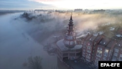 A drónfelvételen az oroszországi Orenburg víz alá került lakónegyede látható 2024. április 10-én
