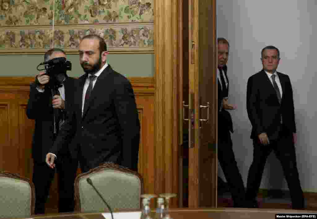 Министрите за надворешни работи на Ерменија, Русија и Азербејџан, Арарат Мирзојан (лево), Сергеј Лавров и Џејхун Бајрамов (десно), се состанаа во Москва на 25 јули. За време на оваа средба на 25 јули, Москва ја повика Ерменија да ја прифати азербејџанската власт над регионот Нагорно-Карабах. &nbsp;