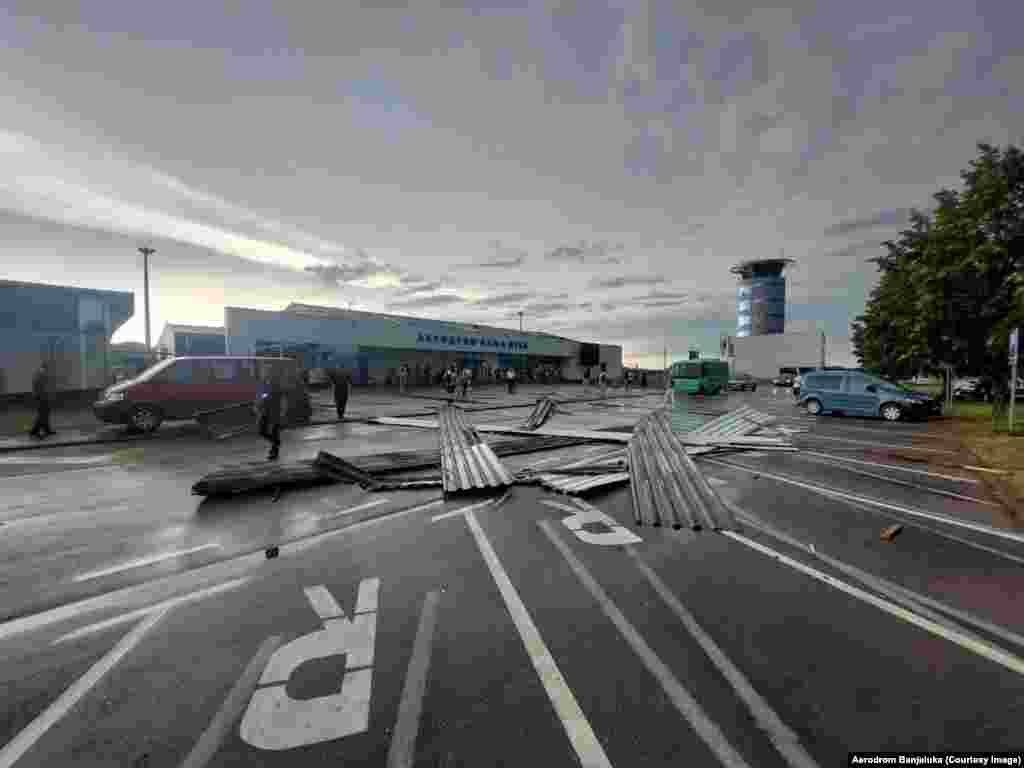 Aerodrom u Banjaluci, u Bosni i Hercegovini, zatvoren je zbog nevremena.&nbsp;U Brčko distriktu jedna je osoba preminula. &nbsp;