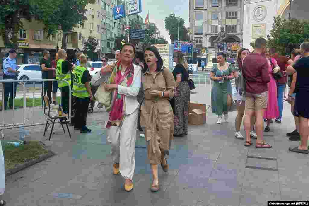 Веќе во 18 часот, бројот на присутни во паркот Жена борец видно се зголеми. Објективот на РСЕ ги фати и пратеничките од СДСМ, Јована Тренчевска и Бисера Костадиновска &ndash; Стојчевска.&nbsp;
