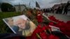 Lule të vendosura pranë fotografisë së Yevgeny Prigozhin, liderit të Wagnerit, që vdiq gjatë rrëzimit të avionit në veri të Moskës më 23 gusht. 