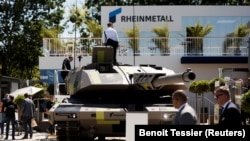 Un tanc KF51 Panther produs de Rheinmetall expus la târgul Eurosatory de la Villepinte, la 13 iunie 2022.
