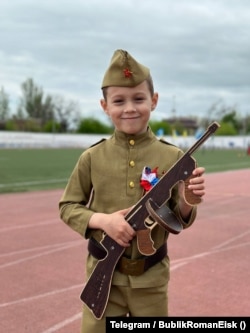 Момче учествува во детска парада во воена облека во Јејск, Русија. (архивска фотографија)