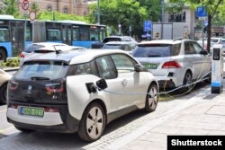 Elektromos autók töltődnek Budapesten