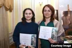 Patricia Caraman împreună cu Sorocean Inga, profesoară de limbă și literatură română, la Concursul Național de Eseuri, organizat de Muzeul Național de Literatură cu genericul „3 întrebări pentru scriitorul meu preferat”