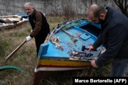Zatvorenici od dijelova čamaca prave violine; februar 2024.