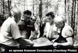 În 1991, echipa a descoperit 50 de gropi comune cuprinzând rămășițele a cel puțin 2500 de oameni executați în perioada 1937-38.