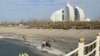 Ljudi na plaži u Avazi, februar 2024. godine.
