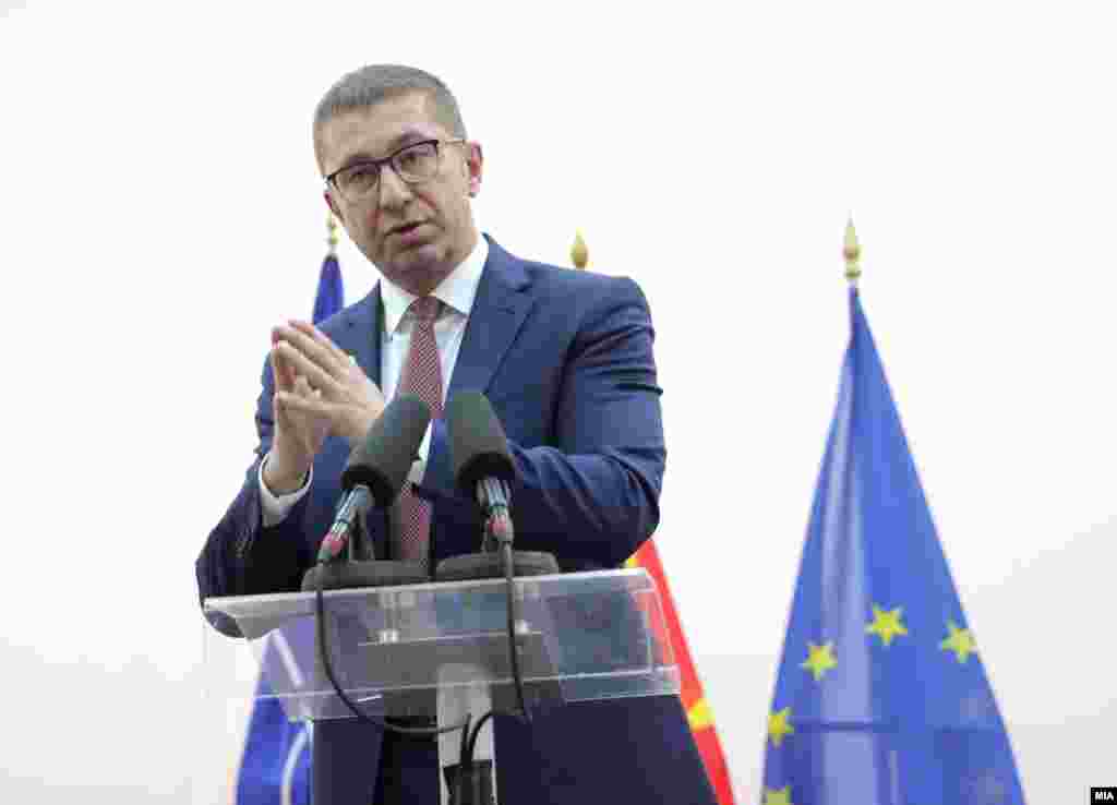 СЕВЕРНА МАКЕДОНИЈА -&nbsp;Лидерот на ВМРО-ДПМНЕ Христијан Мицкоски денеска изјави дека се спремни за предлозите од СДСМ за разговор околу изборите и дека во партијата прифаќаат да бидат формирани работни групи за утврдување на датумот за одржување на изборите во 2024 и бара тие што поскоро да се сретнат. &bdquo;Еве им признавам дека победија, нема предвремени избори, редовни ќе бидат изборите&ldquo;, вели Мицкоски по денешната посета на Општина Гази Баба.