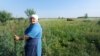 Tetyana, 62 vjeçe, në livadh me njërën nga lopët e saj të mbijetuara, në Avdivka, Ukrainë.