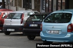 Vetura me tabela KM (Kosovska Mitrovica) në Mitrovicë të Veriut.