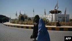 Dy gra me burka duke kaluar në një rrugë në provincën Herat. 20 tetor 2021.
