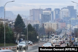 Rrugë në Prishtinë e ngarkuar me automjete. (Foto: Rrahman Osmani/Radio Evropa e Lirë)