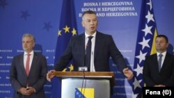 Ministar sigurnosti Bosne i Hercegovine Nenad Nešić, ministar za ljudska prava i izbjeglice BiH Sevlid Hurtić sa šefom Delegacije Evropske Unije u BiH Johannom Sattlerom, nakon sastanka o upravljanju migracijama, Sarajevo, 19. septembar 2023. 