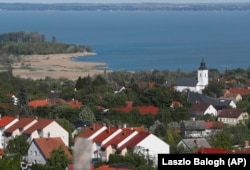 Një pamje e fshatit Csopak, që shtrihet buzë liqenit Balaton.