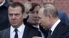 Поранешниот руски претседател Дмитриј Медведев со актуелниот претседател Владимир Путин