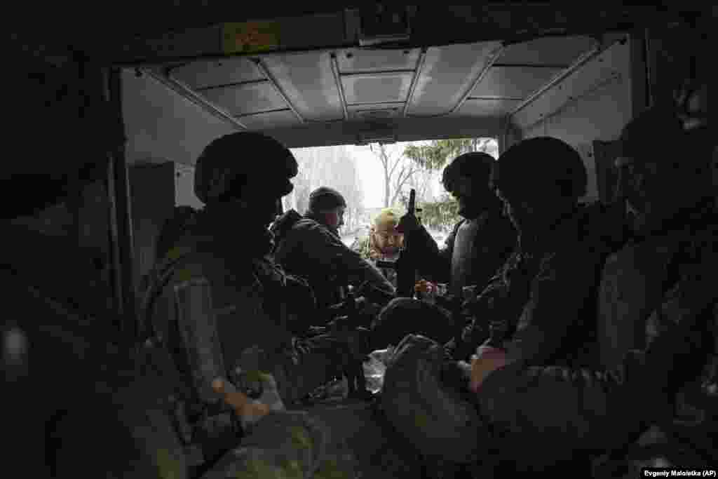 Militari ucraineni într-un camion acoperit, în Ceasiv Iar. Unul din cele două drumuri care leagă orașul Bahmut de lumea exterioară trece prin Ceasiv Iar. &nbsp;