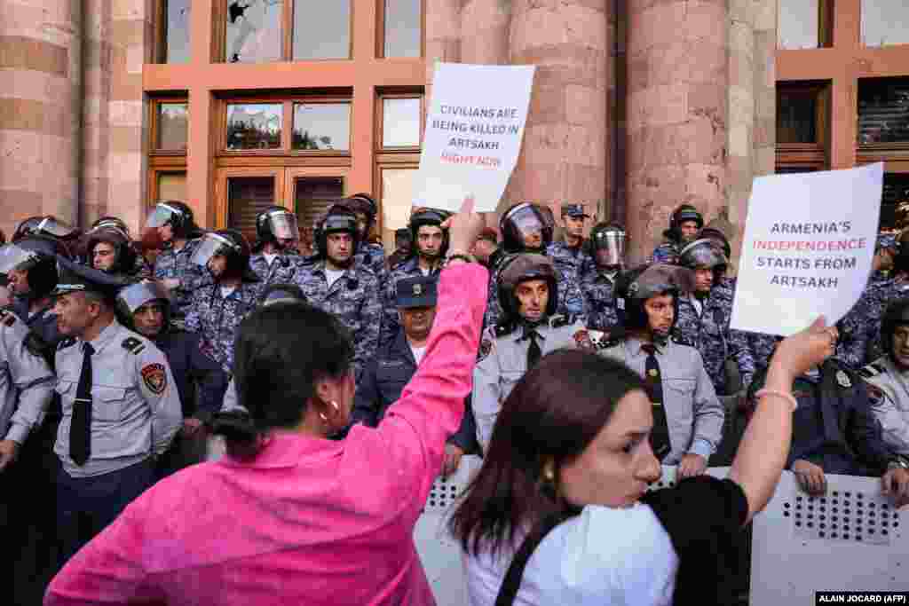 Demonstruesit armenë duke mbajtur pllakate që bëjnë thirrje për kërkesën e kryeministrit armen, Nikol Pashinian, në Jerevan, më 21 shtator. Nagorno-Karabaku njihet ndërkombëtarisht si pjesë e Azerbajxhanit, dhe aktualisht është i banuar nga rreth 120.000 armenë etnikë. Ai është shkëputur nga Bakuja në një luftë gjatë kolapsit të Bashkimit Sovjetik. Rajoni ka mbijetuar prej dekadash me mbështetjen e drejtpërdrejtë nga Armenia, falë kontrollit të një rruge tokësore të njohur si Korridori i Laçinit.