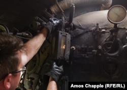 Inženjer tuzlanske kriegslok lokomotive provjerava nivo vode u kotlu.