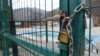 Një portë shihet e mbyllur me dry në kompleksin Rajska Banja, në Banjskë të Zveçanit, më 20 dhjetor 2023.