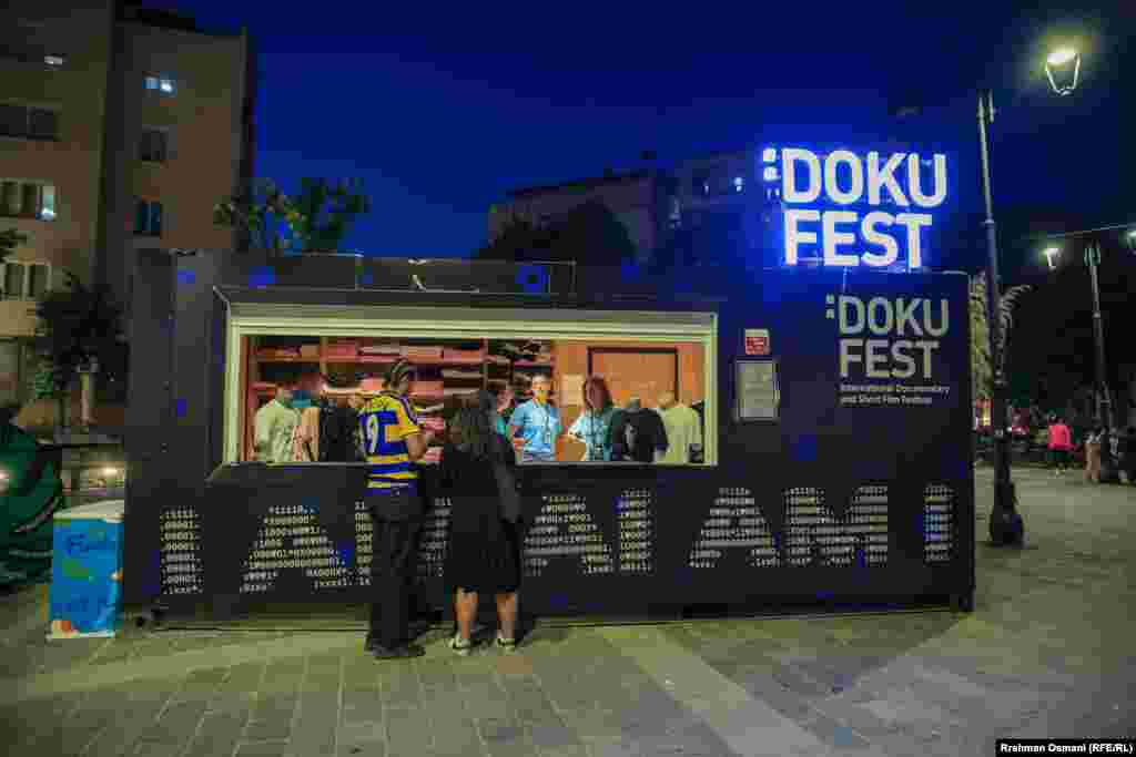Në këtë festival, që çdo vit gjallëron Prizrenin, shfaqen rreth 230 filma në tetë kinema, shumica e të cilave janë në ambient të hapur.&nbsp; &nbsp;