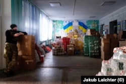 Ndihma humanitare në një klasë shkolle në Avdivk, prill 2022.