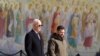 Presidenti i SHBA-ve Joe Biden pranë presidentit ukrainas Volodymyr Zelensky, gjatë vizitës së tij në Kiev më 20 shkurt 2023.