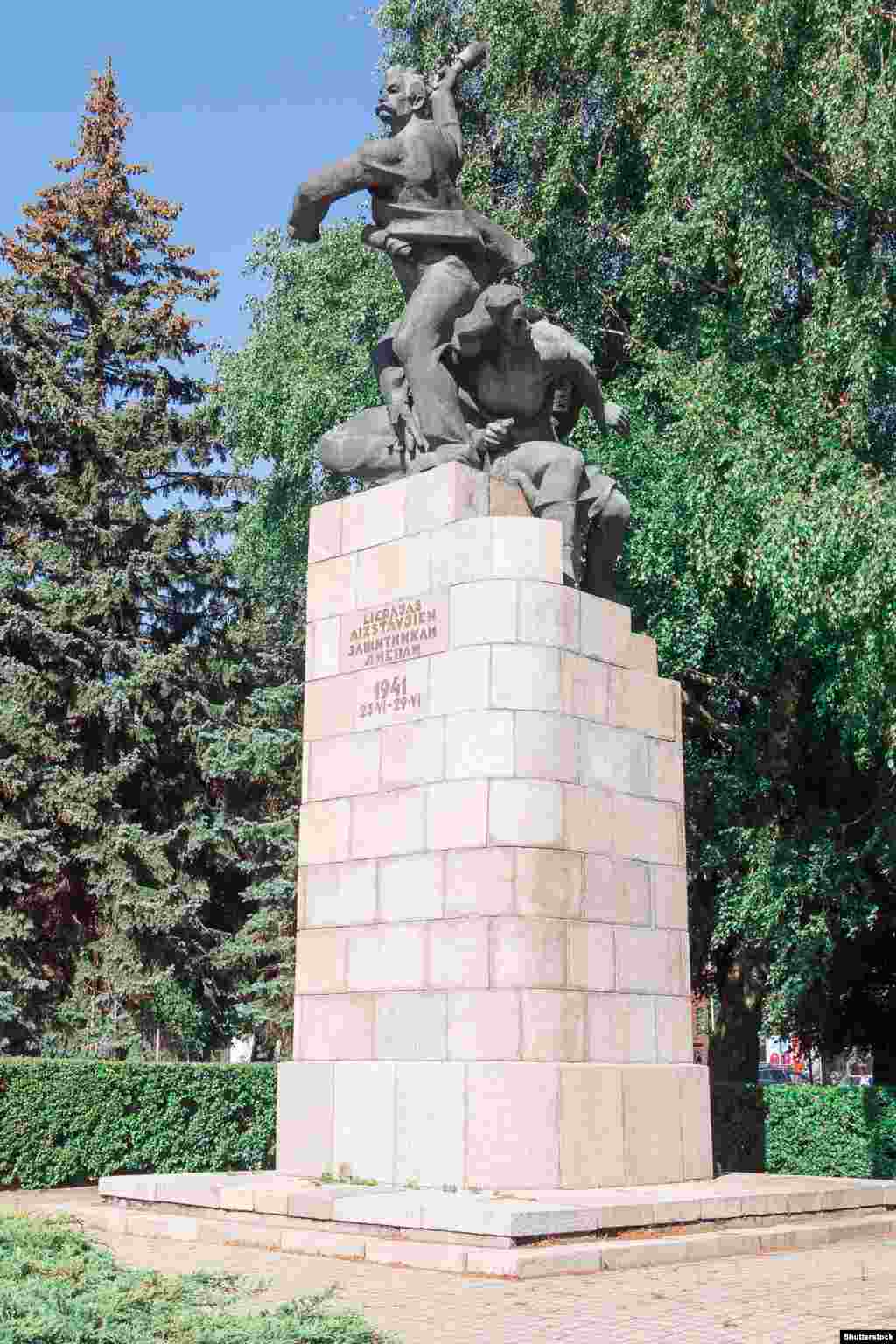 Spomenik braniocima Liepaje na zapadu Latvije, fotografisan u septembru 2022. Statua nazvana &quot;bacač granata&quot; prikazivala je radnika kako se bori protiv nacističke invazije Latvije 1941. zajedno sa sovjetskim mornarom i bolničarom. Spomenik je uklonjen u oktobru 2022. godine.
