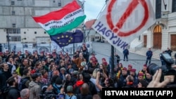 Diákok tüntetnek a miniszterelnök hivatala előtt a budai Várnegyedben, a Karmelita kolostornál 2023. április 24-én