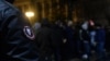 Simbole të Wagner-it shihen në rrobat e disa protestuesve në Beograd më 17 mars 2023.