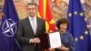 Presidentja Gordana Silanovska-Davkova dhe mandatari për formimin e Qeverisë së re, kreu i VMRO DPMNE-së, Hristijan Mickoski, 6 qershor 2024.