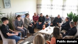 Kryeministri Albin Kurti ka vizituar familjarët e policëve, të cilët Kosova pohon se u rrëmbyen nga Serbia, 15 qershor 2023. 