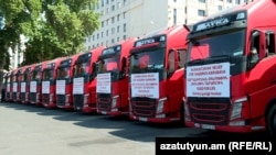 Деветнаесет ерменски камиони кои превезуваа храна заглавени на влезот на коридорот Лачин на 26 јули, откако Баку одбива да ги пушти да минат низ азербејџанскиот контролен пункт 