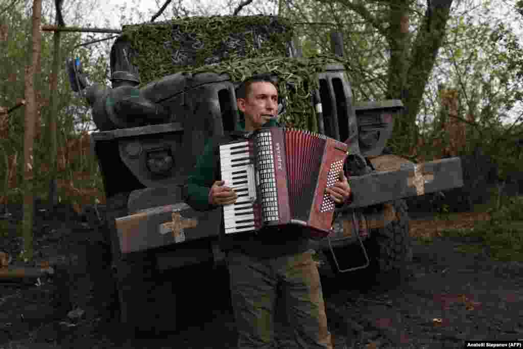 ...în timp ce un altul se relaxează cântând la acordeon.