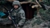 Un soldat ucrainean în tranșee, în apropierea pozițiilor rusești de lângă Kremenna, regiunea Luhansk, 9 mai.