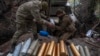 Soldați ucraineni pregătesc obuze de obuziere autopropulsate în Ceasiv Iar, 11 mai.
